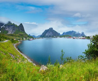 balıkçı köyü reine (lofoten, Norveç). Yaz bulutlu görünüm.
