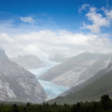 Yaz bulutlu görünümüne Nigardsbreen buzul, Jostedal, Norveç.