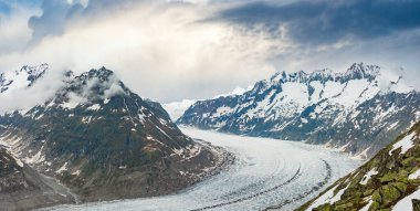 Büyük Aletsch Buzulu ve buz yaz bulutlu panorama (Bettmerhorn, İsviçre, Alpler dağlar düşmek)