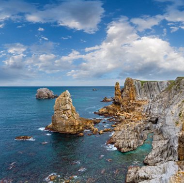 Arnia Beach (İspanya) Atlas Okyanusu kıyı şeridi manzara.