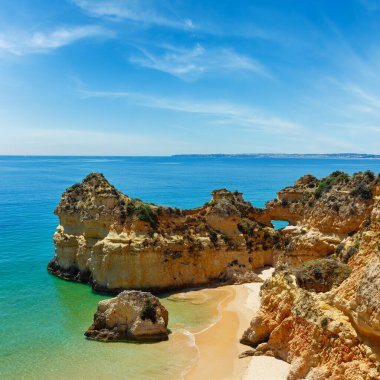 Kum plajındaki Dos Tres Irmaos(Portimao, Alvor, Algarve, Portugal Üstten Görünüm).