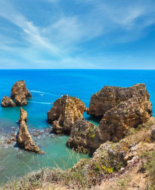 Ponta da Piedade (kıyı şeridi boyunca kaya oluşumları Lagos şehir, Algarve, Portekiz grubu). Tanınmayan insanlar. İki tane dikiş görüntü.