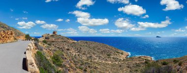 Yaz Akdeniz deniz sahil Peyzaj ve gözetleme kulesi kalıntıları Benidorm şehir (Costa Blanca, Alicante, İspanya). Üç atış dikiş panorama.