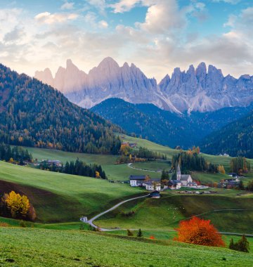 Noel Baba Magdalena 'nın sonbahar şafağı ünlü İtalyan Dolomites köy manzarası Geisler veya Odle Dolomites Grubu dağ kayaları önünde. Resimli seyahat ve kırsal güzellik kavramı.