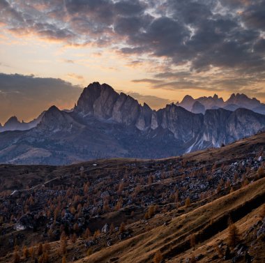İtalyan Dolomitler, Giau Geçidi 'nden huzurlu, puslu akşam manzarası. İklim, çevre ve seyahat konsepti.