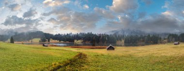 Alp Gölü Geroldee veya Wagenbruchsee, Bavyera, Almanya. Sonbahar bulutlu, sisli ve çiselemeli bir gün. Resimli seyahat, mevsimsel, hava ve kırsal doğa güzellik konsepti.