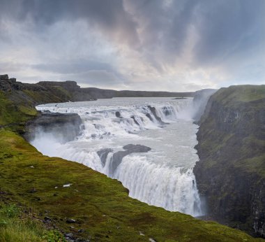 Suyla dolu bir resim Büyük şelale Gullfoss Sonbahar manzarası, İzlanda 'nın güneybatısı.