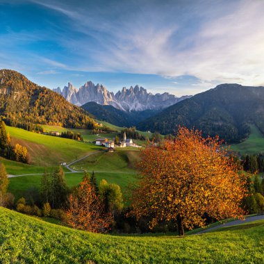 Sonbahar akşamı Santa Magdalena ünlü İtalyan Dolomites köyü manzarası Geisler veya Odle Dolomites dağ kayaları önünde. Resimli seyahat ve kırsal güzellik kavramı.
