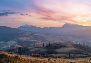 Sonbahar sonu dağ kenarı gün batımından önce. Resimli seyahat, mevsimlik, doğa ve kırsal güzellik konsepti. Karpatlar, Ukrayna.