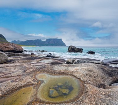 haukland taşlı plaj yaz manzarası (Norveç, lofoten).