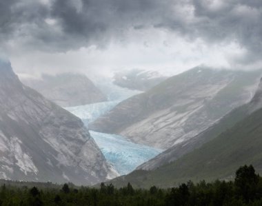 Yaz bulutlu görünümüne Nigardsbreen buzul, Jostedal, Norveç.