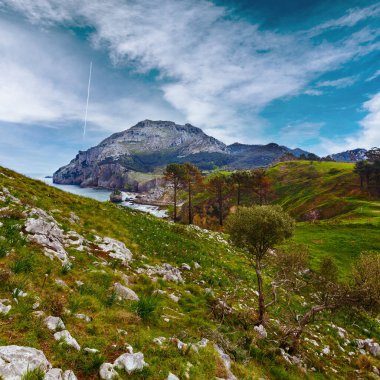 Bahar Deniz Sahil peyzaj kayalık cape ve küçük koy (San Julian Beach, Liendo, Cantabria, İspanya).