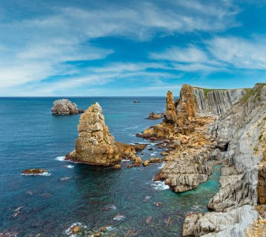 Arnia Beach (İspanya) Atlas Okyanusu kıyı şeridi manzara.