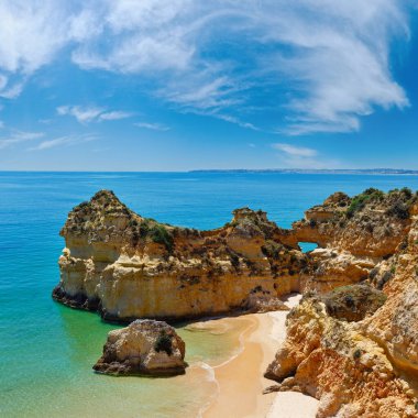 Kum plajındaki Dos Tres Irmaos(Portimao, Alvor, Algarve, Portugal Üstten Görünüm).