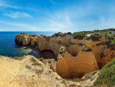 Yaz Atlantik sarı kayalık sahil Üstten Görünüm (Albufeira sınırı, Algarve, Portekiz). İki tane dikiş panorama.