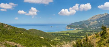 Yaz sabahı Adriyatik kıyı şeridi (Budva ile Karadağ 'ın Bar kenti arasındaki Buljarica Sahili) yukarıdan görülüyor. Panorama.