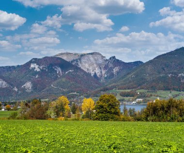 Peaceful autumn Alps mountain lake shore view. Wolfgangsee lake, Salzkammergut, Upper Austria.