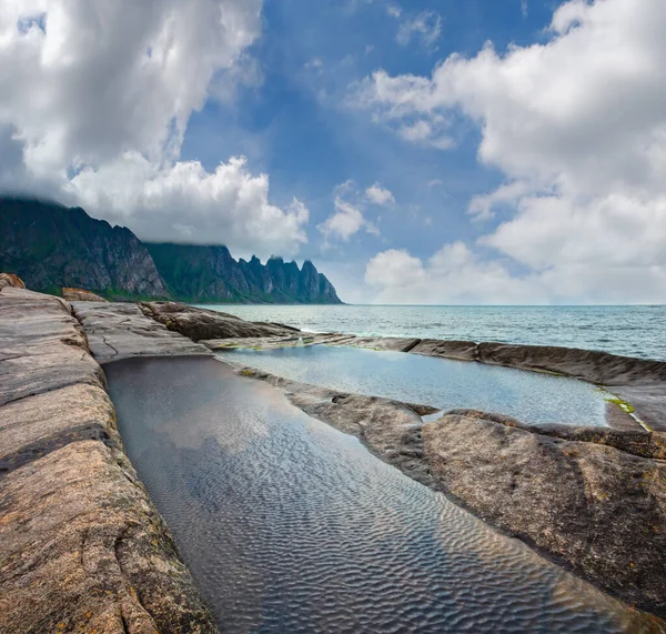 Каменистый Пляж Приливным Отливом Эрсберге Сенья Норвегия Летний Полярный Дневной — стоковое фото