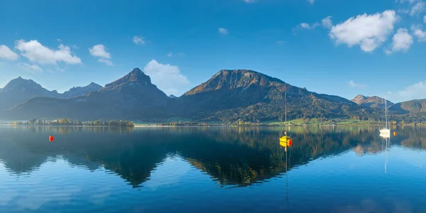 Lugn Fjällsjö Med Klart Genomskinligt Vatten Och Reflektioner Hösten Wolfgangsee — Stockfoto