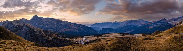 从意大利特伦托Rolle Pass的Baita Segantini俯瞰秋天黄昏的高山白云石山全景 风景秀丽的旅游 自然和乡村美景概念风景 — 图库照片