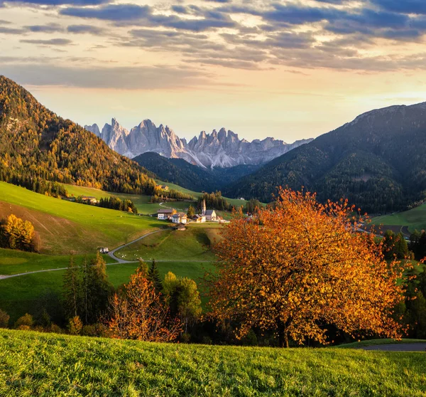 Jesienny Wieczór Santa Magdalena Słynne Włochy Dolomity Widok Wsi Przed — Zdjęcie stockowe
