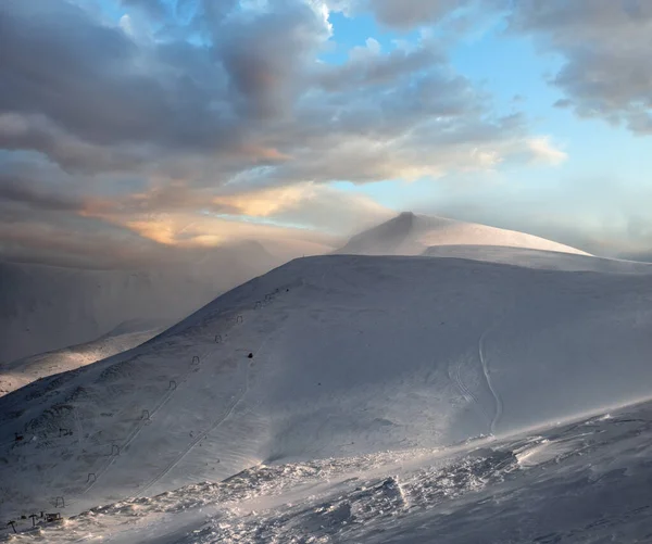 Snötäckt Bergssluttning Sista Kvällens Solljus Magnifik Blåsig Skymning Pittoresk Alpin — Stockfoto