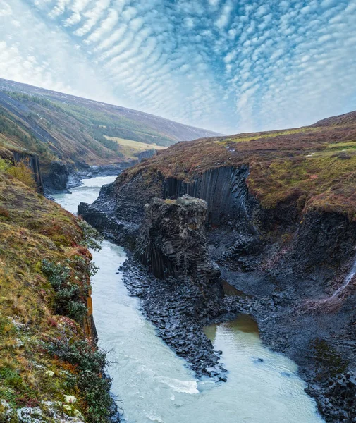 아름다운 스투들라 협곡의 정상은 아이슬란드 쿨달러 골짜기이다 계곡의 현무암 산맥을 — 스톡 사진