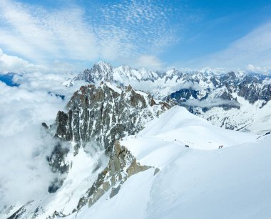 Mont Blanc dağı kitle yaz manzarası (Aiguille du Midi Mount, Fransa). Bütün insanlar tanınmaz halde..