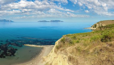 Sabah yaz deniz kayalık sahil peyzaj (Narta Lagoon, Vlore, Arnavutluk).