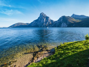 Huzurlu sonbahar Alpleri dağ gölü. Traunsee Gölü ve Yukarı Avusturya 'daki Traunstein Dağı' na sabah görüşü.