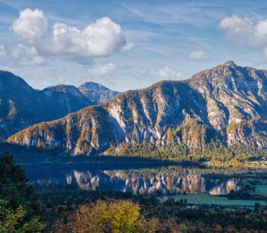 Idyllic sabah rengarenk sonbahar dağ manzarası. Şeffaf su ve yansımalarıyla huzurlu bir dağ gölü. Hallstatter Gölü, Yukarı Avusturya.