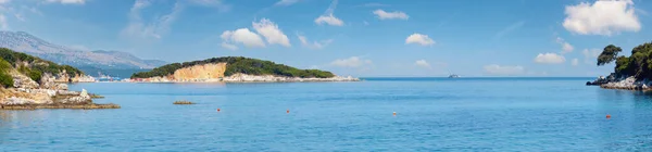 美丽的爱奥尼亚海早晨夏天海岸风景从海滩 Ksamil 阿尔巴尼亚 四镜头缝合高分辨率全景图 — 图库照片
