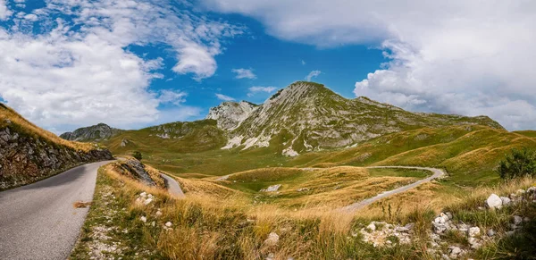杜米托国家公园的风景如画的夏季山景 巴尔干迪纳里克阿尔卑斯山 杜米托全景路 塞德洛通过 摩托车手和摩托车模型无法识别 — 图库照片
