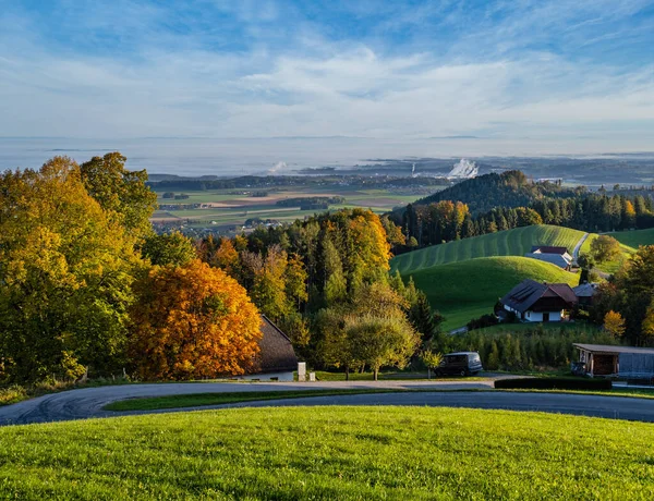 Peaceful Outono Ensolarado Manhã Vista Rural Gmundnerberg Com Campo Enevoado — Fotografia de Stock