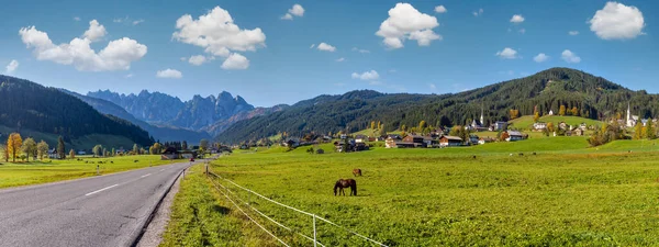 穏やかな秋のアルプスの山の田舎のパノラマ日当たりの良い景色 オーストリア ゴサウ村の郊外 誰も気がつかない — ストック写真