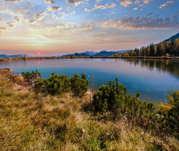 Tramonto Autunno Vista Alpina Tranquillo Lago Montagna Con Acqua Limpida — Foto Stock