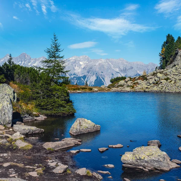 Słoneczny Jesienny Widok Alpejski Spokojne Górskie Jezioro Przezroczystą Wodą Odbiciami — Zdjęcie stockowe