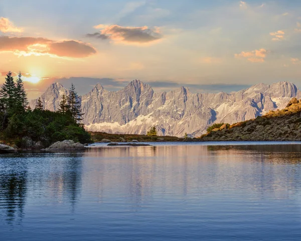 Abend Herbst Alpine Ansicht Ruhiger Bergwaldsee Mit Klarem Transparentem Wasser — Stockfoto