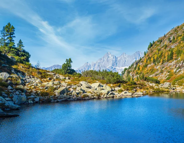 Soleada Vista Alpina Otoño Lago Sereno Bosque Montañoso Con Aguas — Foto de Stock