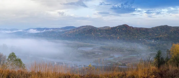 Poranna Mgła Podgórzu Wsi Nad Rzekami Opir Stryj Oraz Zbocza — Zdjęcie stockowe