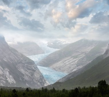 Yaz bulutlu görünümüne Nigardsbreen buzul, Jostedal, Norveç.