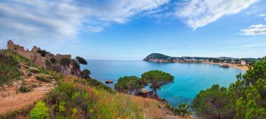 La Fosca plaj yaz erken sabah manzara kale Harabeleri (Sant Esteve de Mar), Palamos, Girona, Costa Brava, İspanya.