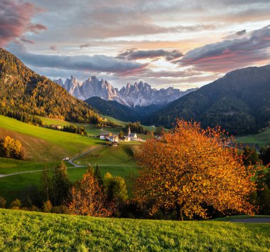 Sonbahar akşamı Santa Magdalena ünlü İtalyan Dolomites köyü manzarası Geisler veya Odle Dolomites dağ kayaları önünde. Resimli seyahat ve kırsal güzellik kavramı.