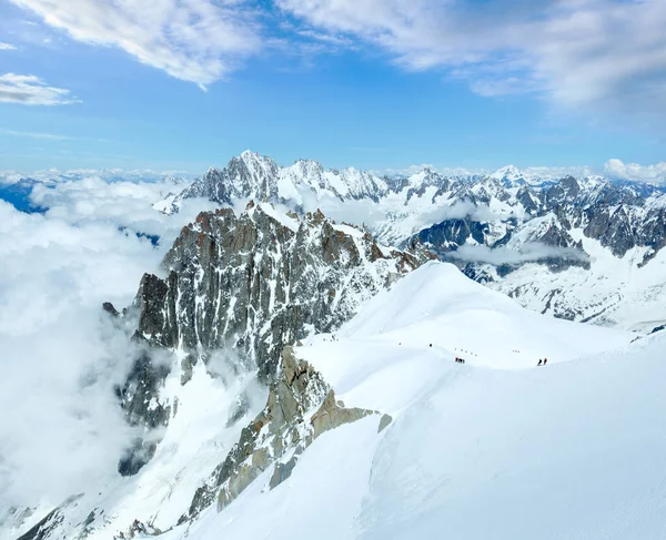 モンブラン山の大規模な夏の風景 Aiguille Midi Mount フランスからの眺め すべての人が認識できない — ストック写真