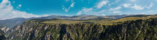 塔拉峡谷的风景如画的夏季山景杜米托山国家公园 巴尔干迪纳里克阿尔卑斯山 联合国教科文组织世界遗产 — 图库照片