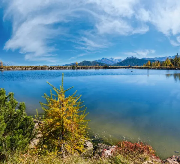 Słoneczny Jesienny Widok Alpejski Spokojne Górskie Jezioro Przejrzystą Wodą Odbiciami — Zdjęcie stockowe