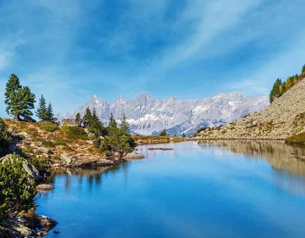 Autunno Soleggiato Vista Alpina Tranquillo Lago Boschivo Montagna Con Acqua — Foto Stock