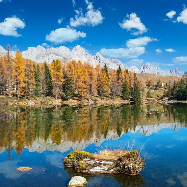 Осінній Альпійський Озеро Поблизу Перевалу Сан Пеллегріно Трентіно Доломітські Альпи — стокове фото