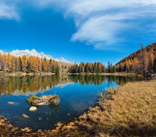 Outono Lago Montanha Alpina Perto San Pellegrino Pass Trentino Dolomites — Fotografia de Stock