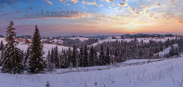 마을과 눈덮인 우크라이나의 카르파티아 보로넨 — 스톡 사진